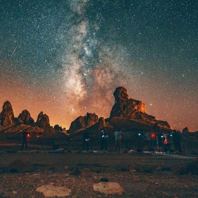 敦煌大漠“万人星空演唱会”：沙山作天然幕布